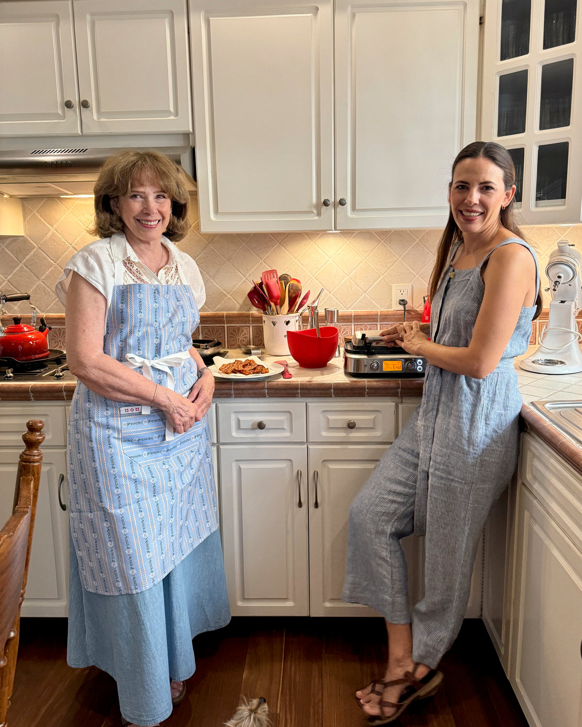 Denisse y su mamá cocinando
