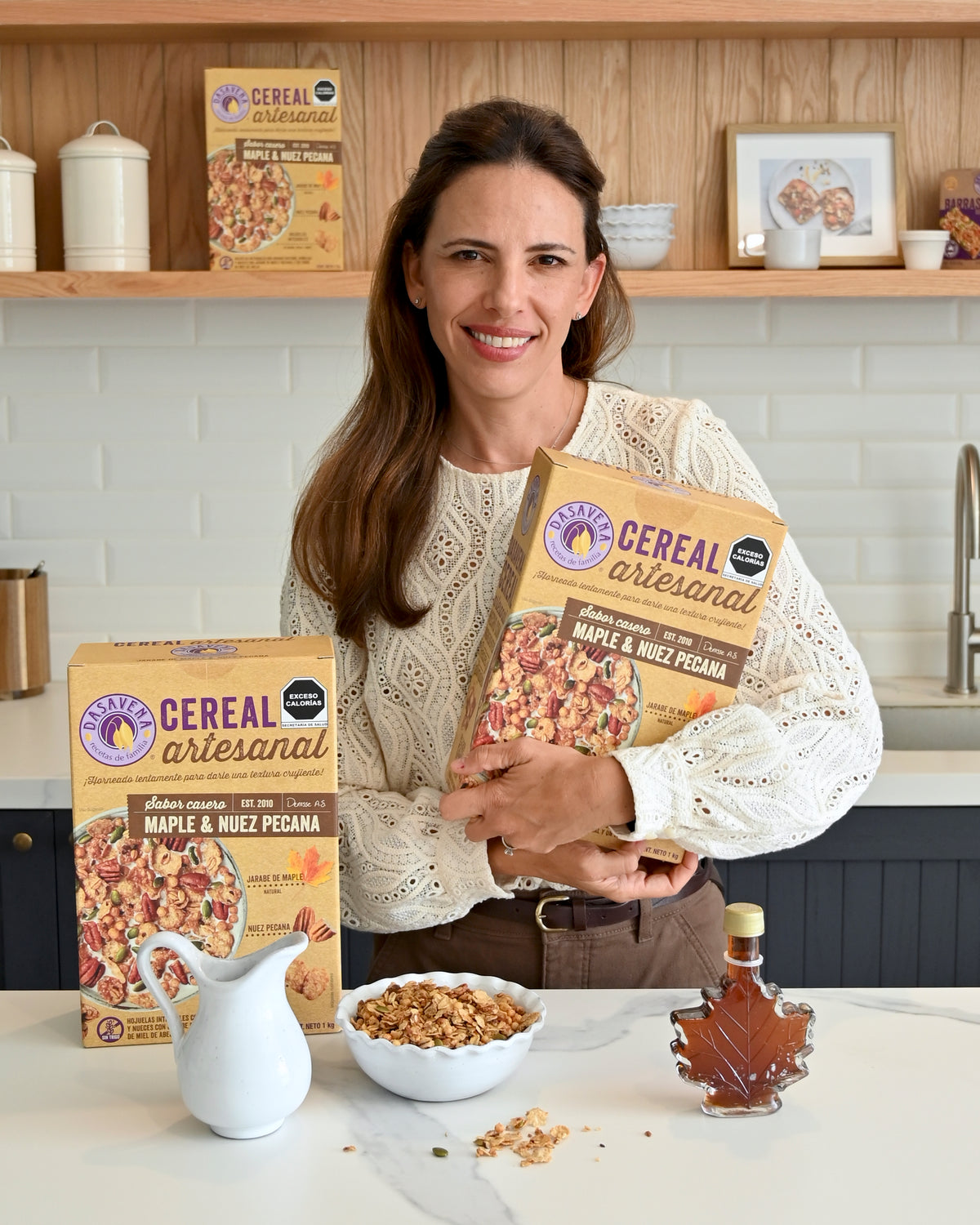 Denisse con productos Dasavena